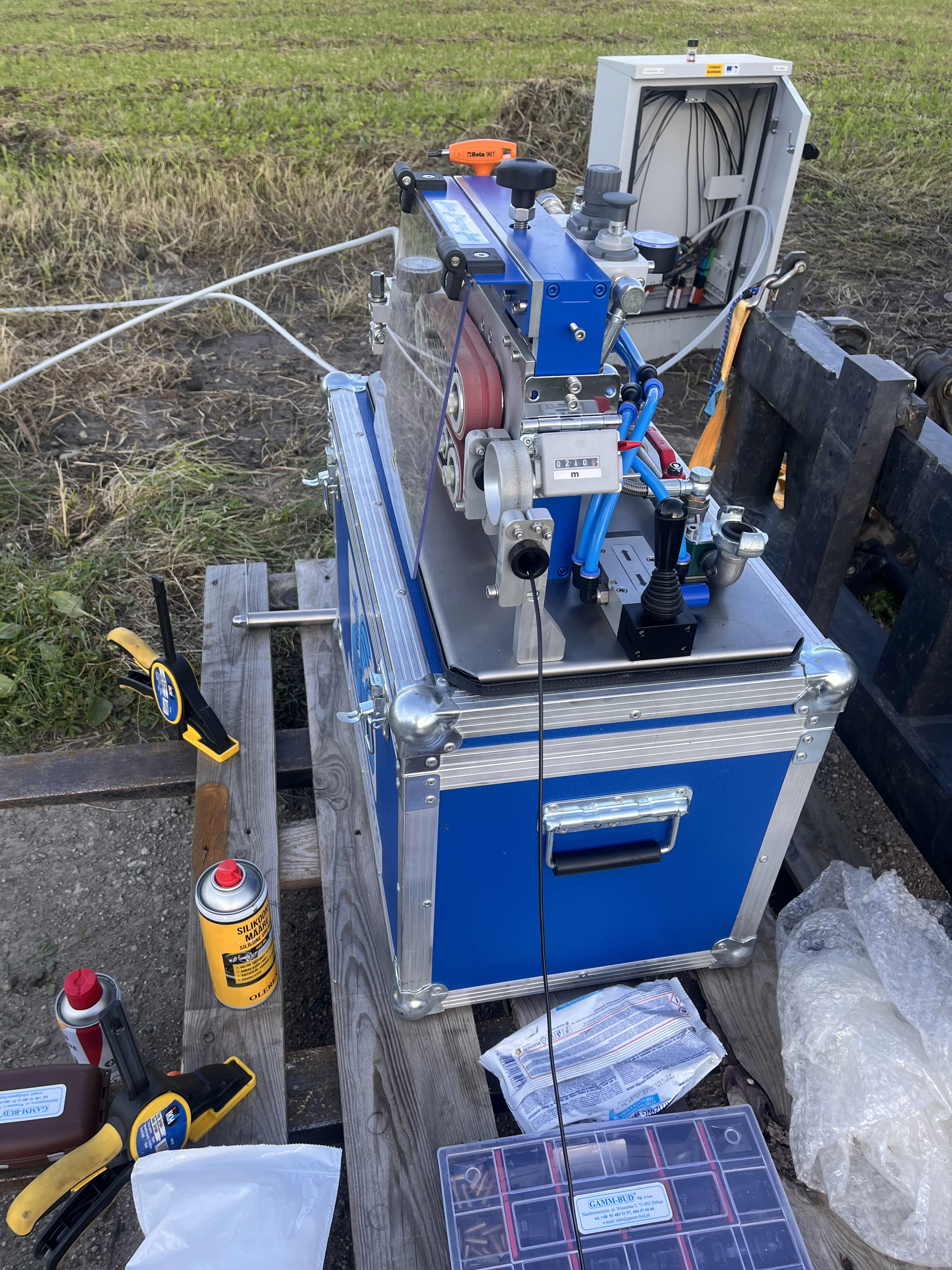 Kättesaadav internet tänu MTÜ Valguskaabel tegevusele - pildil illustreeritud valguskaabel ühendamas kahte punkti maastikul.